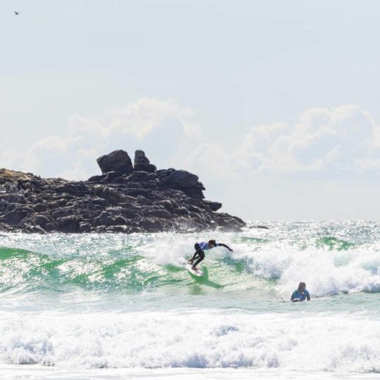 https://www.ligue-bretagne-surf.bzh/wp-content/uploads/2019/05/Junior-Pro-La-Torche-2019-15-540x540.jpg